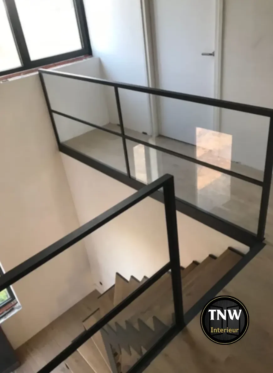 Je bekijkt nu Stalen balustrade met glas – TNW Interieur