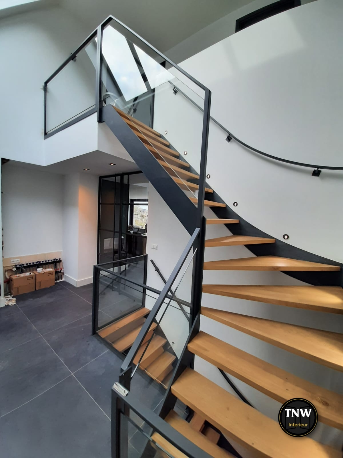 Je bekijkt nu Stalen open trap met trapleuningen, balustrades en trapbalustrades – TNW Interieur