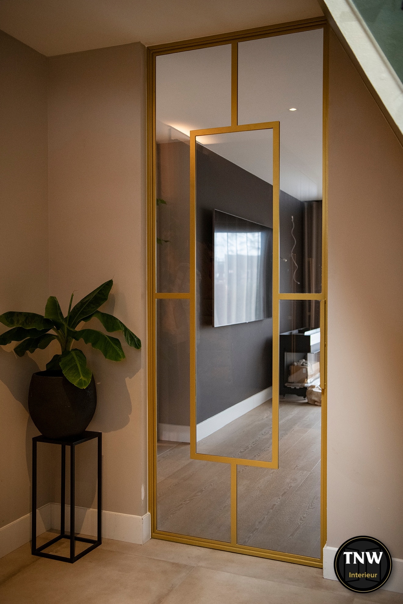 Je bekijkt nu Gouden deur met grijs glas | TNW Interieur