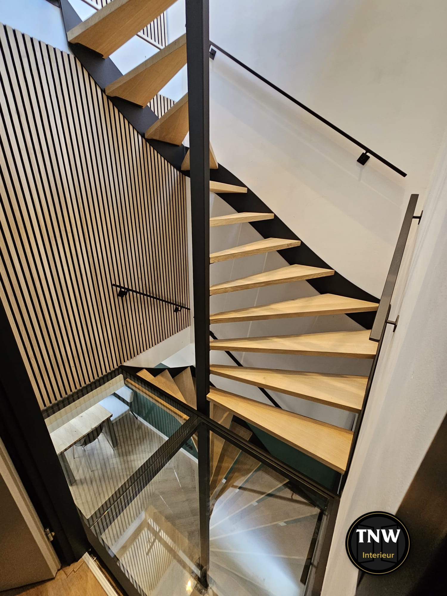 Je bekijkt nu Dubbele trap met unieke glazen overloop | TNW Interieur