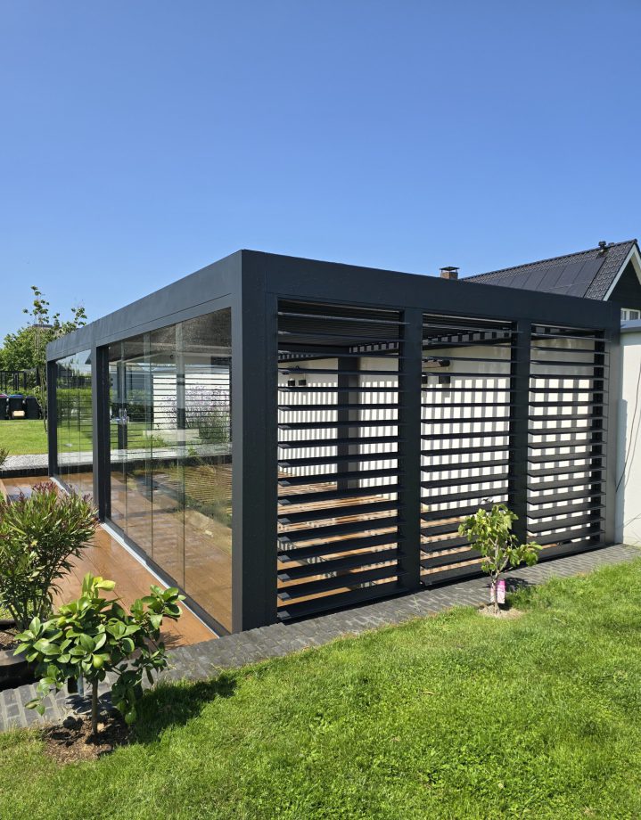 Half-vrijstaande pergola met elektrische wandlamellen en glazen schuifpanelen | TNW Interieur